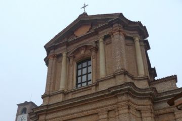 Vista di fronte della Parrocchia di San Giorgio Martire