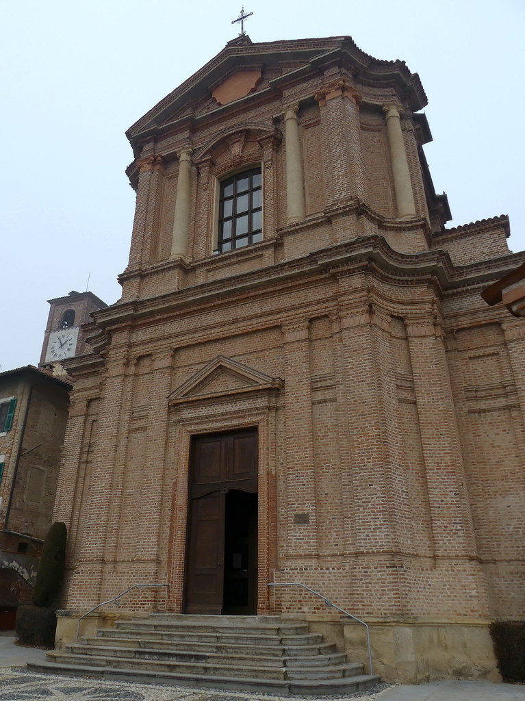 Vista di fronte della Parrocchia di San Giorgio Martire