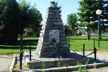 Monumento in pietra intitolato ai caduti vista da parco